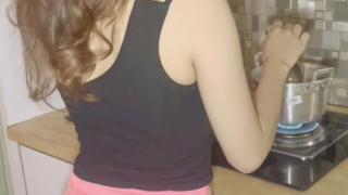 gita amalia godain pembantu cantik