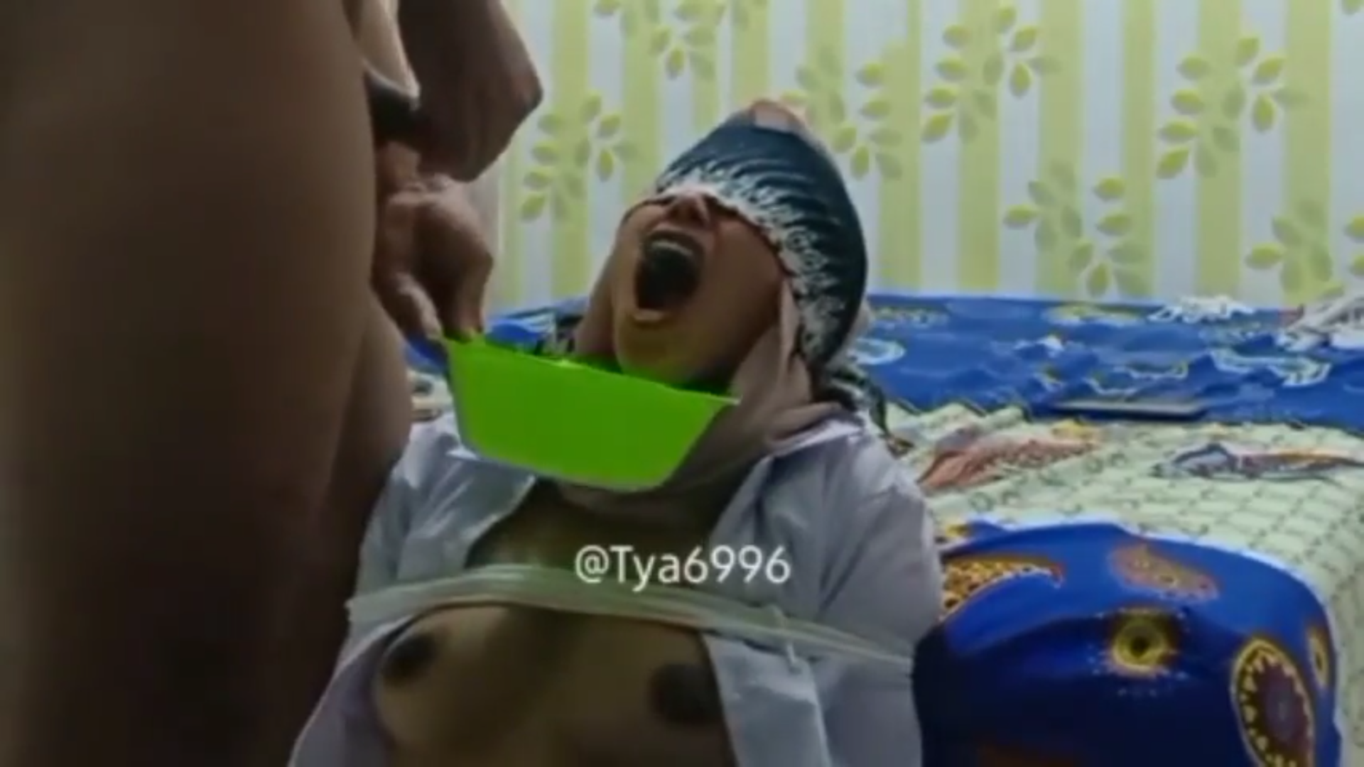 HIJABER LIAR DICOLMEKIN PACAR SAMPAI MINUM AIR KENCING