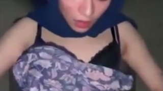 CEWEK JILBAB NGEWE DI MOBIL