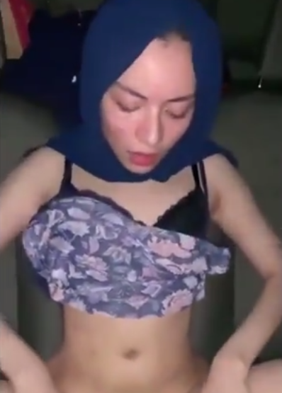 CEWEK JILBAB NGEWE DI MOBIL