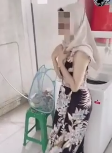 AJAK NGENTOT PEMBANTU LAGI NYUCI PAKAIAN