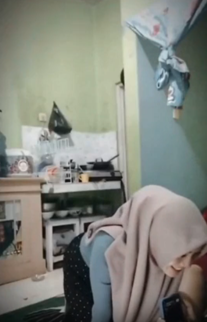 Jilbab ngewe sambil nonton.