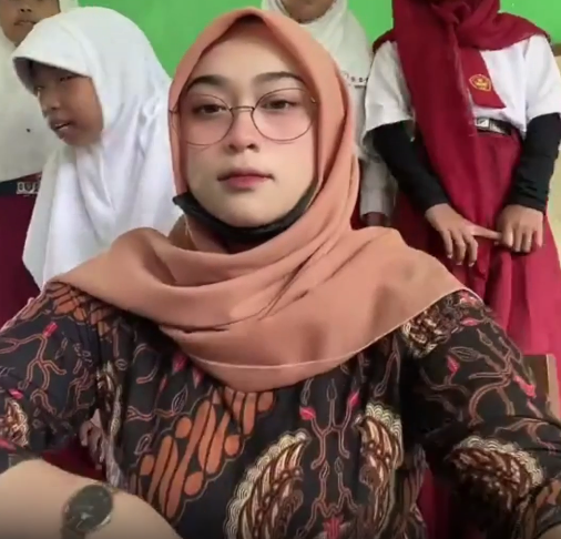 Tiktokers Bu guru salsa bugil depan Camera