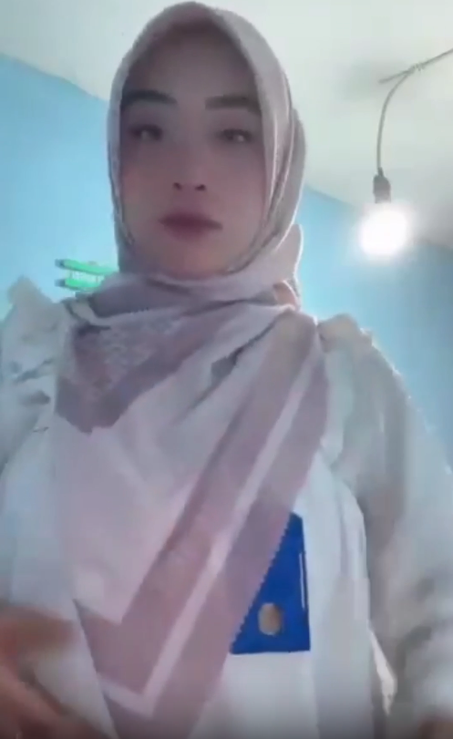 Bu guru salsa pamer toker ditoilet gede banget