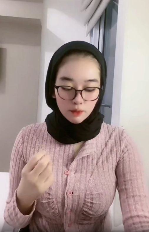 Laura toket gede live bikin greget