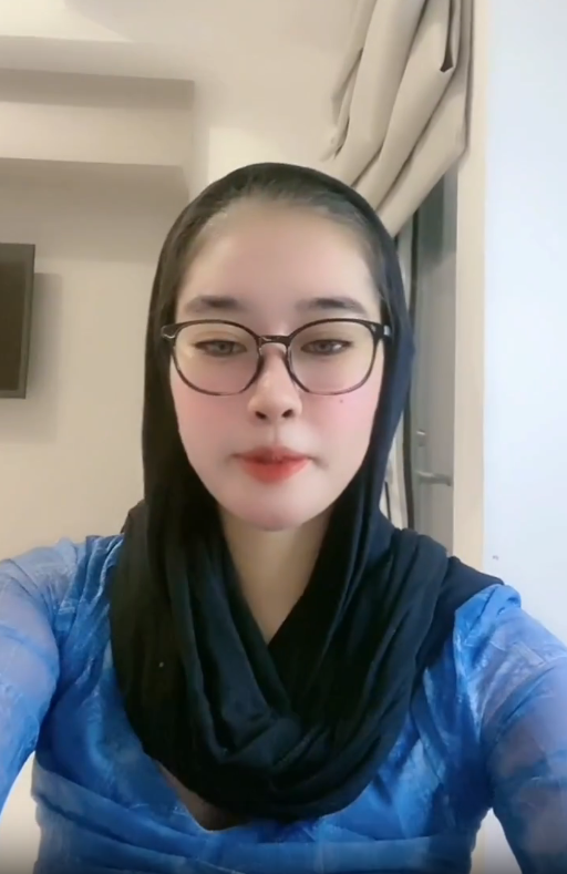 Laura cantik putih mulus bikin gemes toketnya