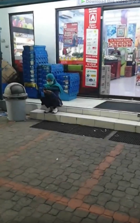 Dibungkus hijab depan alfamart