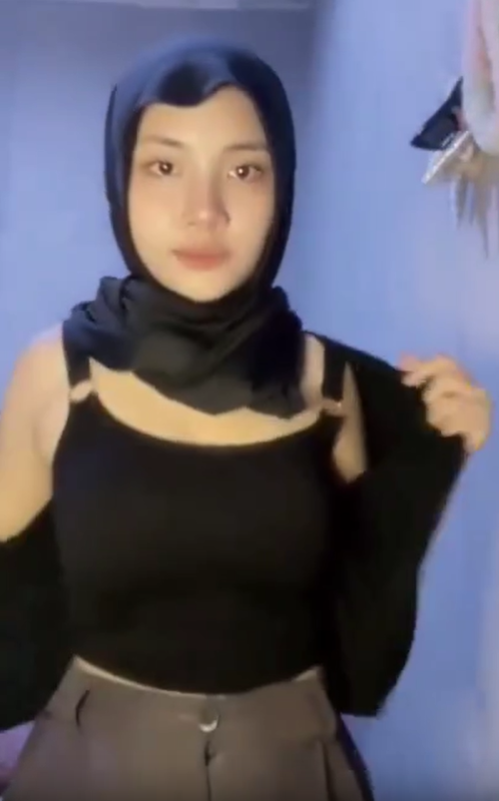 Valnie hijabers sexy bugil sambil co*mek