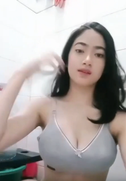 SYAKIRA MANDI LANGSUNG COLMEK
