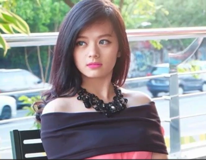 NGINTIP MODEL CANTIK TUKAR BAJU