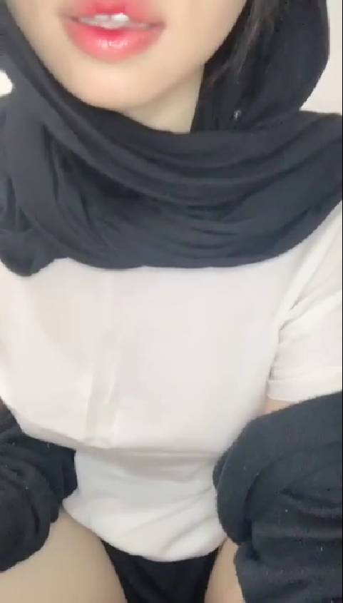 Tina si Abg Jilbab Hitam ketagihan colmek