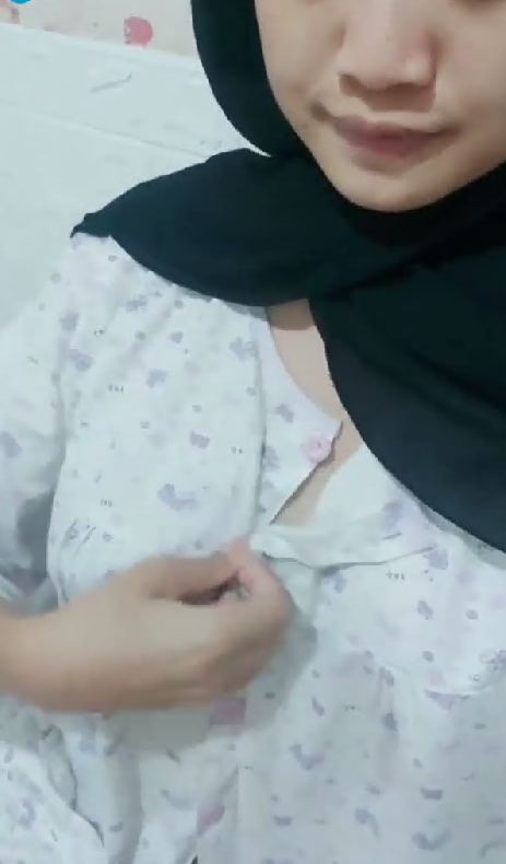 Gadis jilbab pentil ditindik colmek hot