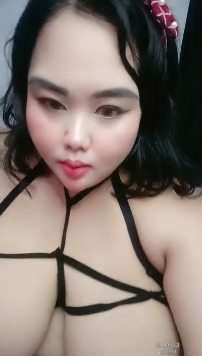 Toket tante aprilia super gede live