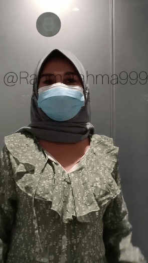 Jilbab telanjang di Lift