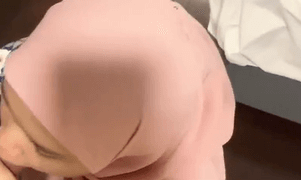 Wanita Jilbab Pink Emut