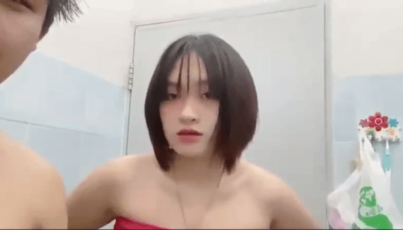 Niatnya Mandi Bareng Adek Tiriku Yang Cantik Malah Minta Ewe