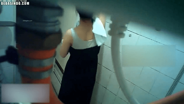 Ngintip Anak Kost Mandi Bugil