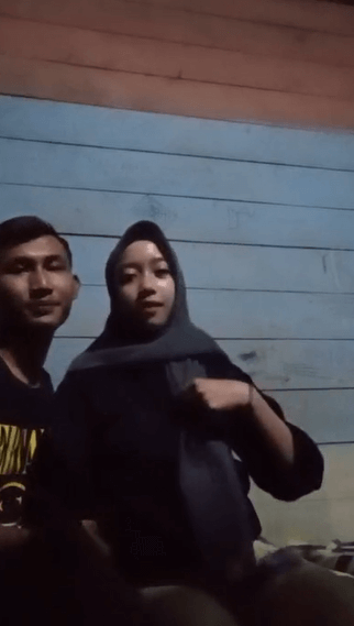 Cewek hijab hitam punya pacar baru