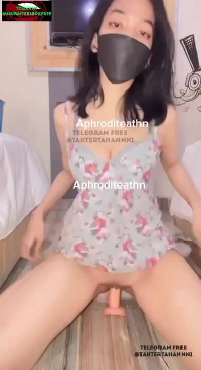 Cewek sange main menggunakan dildo