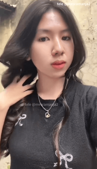 ABG konten bugil di belakang rumah