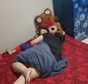 pasutri ngewe di samping anak yang main hp
